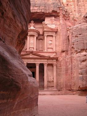 Archaeologist Highlights Nabataean Heritage in Agriculture, Wine Making at Petra